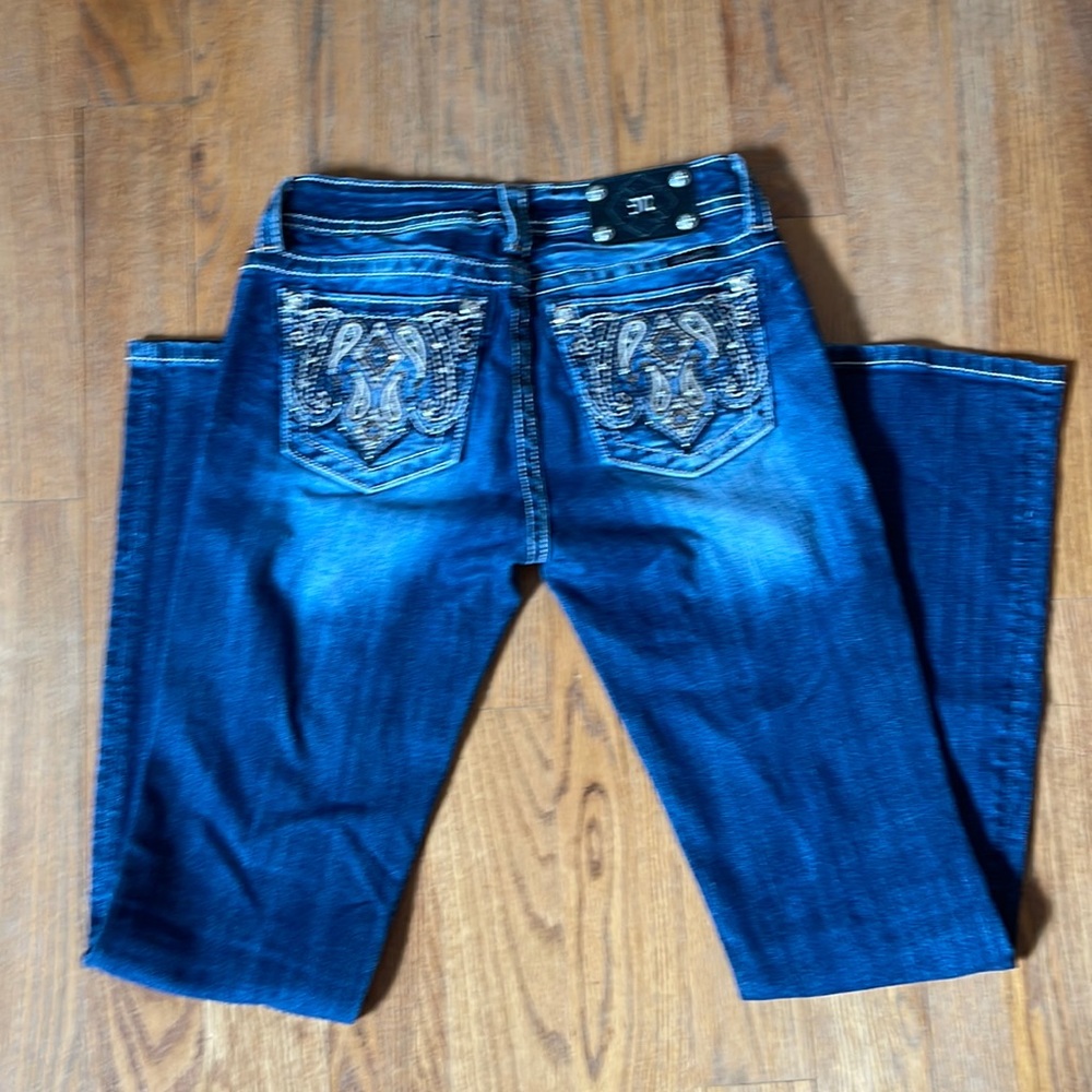 Gorgeous Miss Me Jeans with stunning pocket detail size 28 mid rise boot